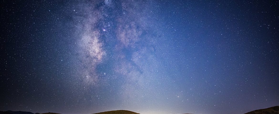 Bright-Milky-Way-visible-over-desert-hills-at-night